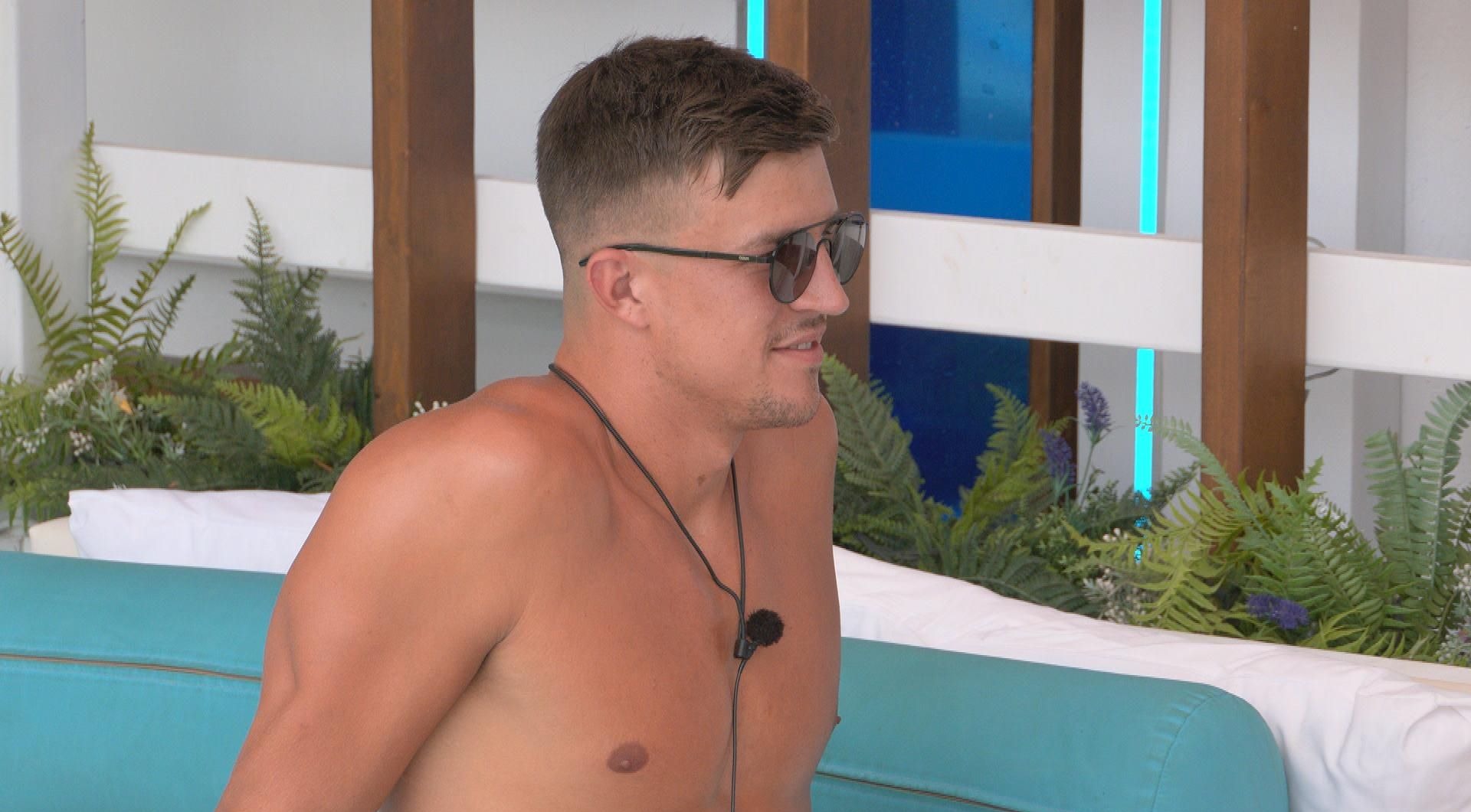 Love Island’s Mitch leaves islanders open-mouthed in shock as he ditches Abi for another girl