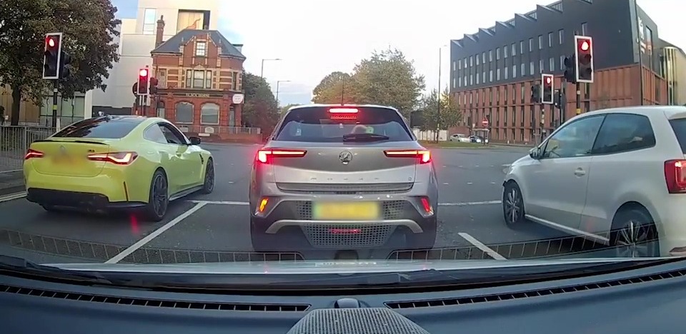 Watch as BMW ignores red lights before ploughing through intersection – as drivers slam them for ‘flouting’ road rules