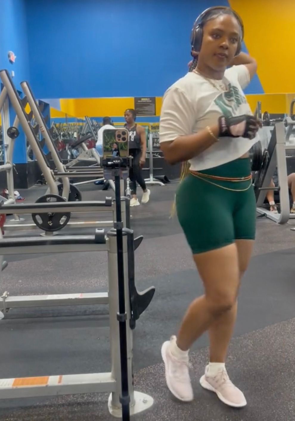 My mom gave me dimples in my butt cheeks but not my face – I still wear shorts to the gym with cellulite, I’m hot