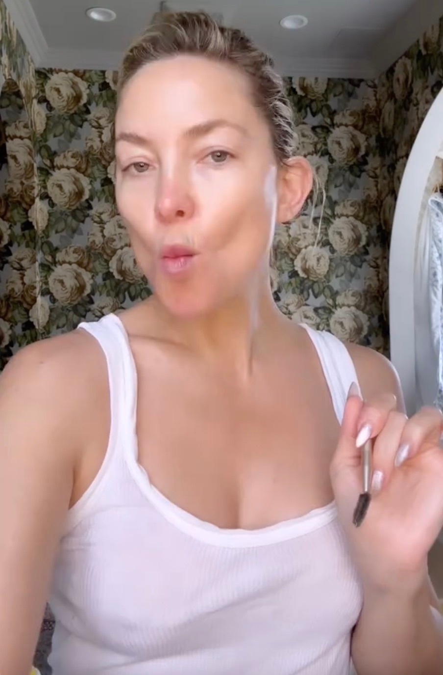 Kate Hudson reveals her 15-second morning skincare routine with $29 eye cream – she gives her brows a ‘glow-up’ for free