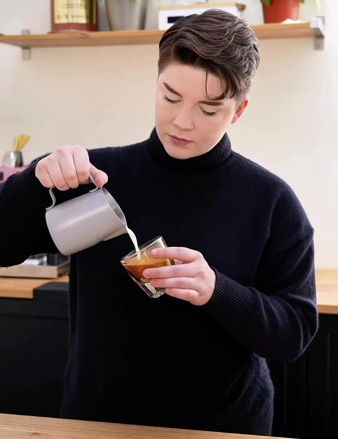 I’m a 24-year-old barista and my side hustle earns £7,209 a month & it only takes 8 hours a week 