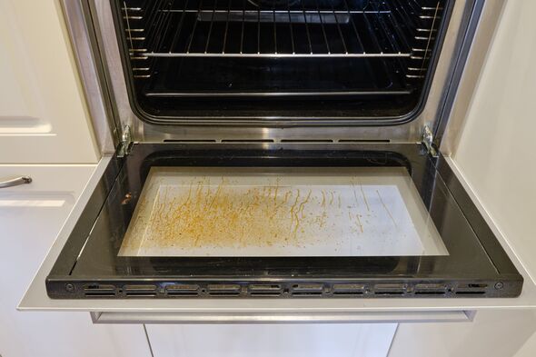 Remove grease from oven doors in ’10 minutes’ using 5p kitchen staple – not baking soda