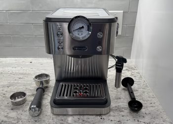 The De’Longhi Linea Classic is a budget-friendly, entry-level espresso machine that makes you the barista
