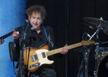 Bob Dylan caught ‘laughing’ on stage after noticing one thing in crowd