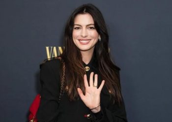 Anne Hathaway trips and falls on ‘The Devil Wears Prada 2’ set