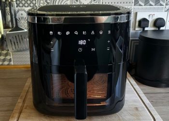 Compact, well-made, and dependable, the Bosch Series 6 Air Fryer is the perfect choice for small households