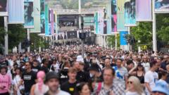 Probe after ‘hundreds’ sneak into Oasis concert