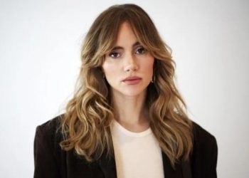 Suki Waterhouse trolls her own outfit after image goes viral
