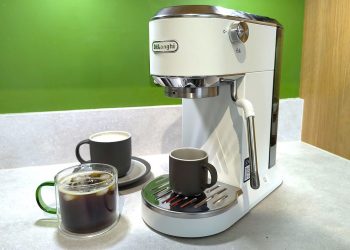 Brewing hot and cold espresso is a piece of cake with the cute little De’Longhi Dedica Duo – and it costs less than you might expect