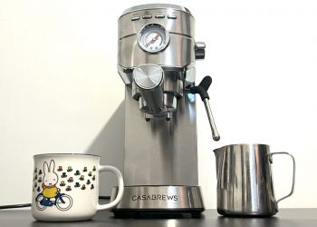 The Casabrews CM5418 is a small but mighty espresso machine for the casual coffee lover