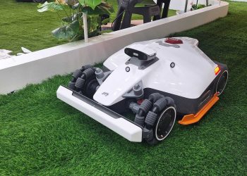 This new robot mower switches between LiDAR, RTK and cameras to make sure it never gets lost
