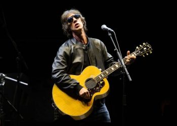 Richard Ashcroft Manchester review – a tidal wave of euphoric indie bangers
