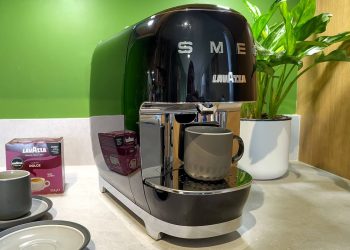 Want delicious, quality espresso with the convenience of pods? After two weeks of testing, I can say the Lavazza A Modo Mio Smeg is the coffee maker for you