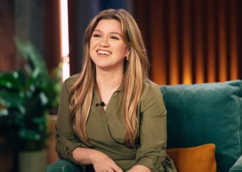 Kelly Clarkson recalls facing prejudice from music execs after winning ‘American Idol’ in 2002