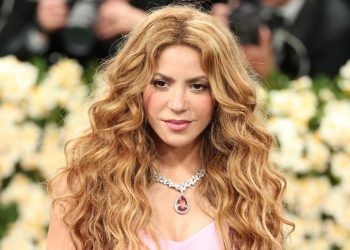Shakira applauded for ‘gracious’ behaviour by fans as she blends work with family downtime