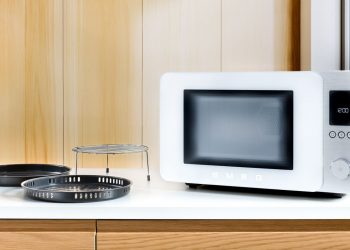 Smeg just launched a stylish microwave and air fryer combo — and it’ll cook everything from creamy oatmeal to crispy chicken