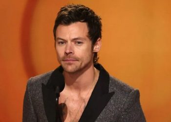 Harry Styles leaves public concerned after collapsing on stage during Wembley gig