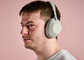 I review tech for a living, and these are the 7 essential tech buys I’d recommend for your summer travels