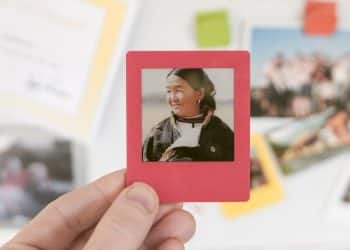 I tried the Vidabay Snap — and this tiny,  E Ink frame might just be the world’s most charming fridge magnet