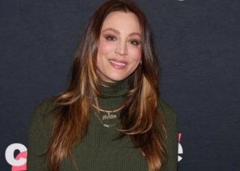 Big Bang Theory star Kaley Cuoco cradles baby bump in unseen snaps​