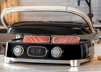 Smeg’s new 50s-style MultiGrill bakes waffles, presses paninis, and even opens into a BBQ